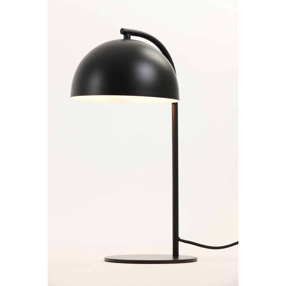 Mette 43cm Schwarz tischlampe Von Light & Living - Mette ist eine elegante Tischlampe aus mattschwarzem Metall mit weißer Innenseite.
