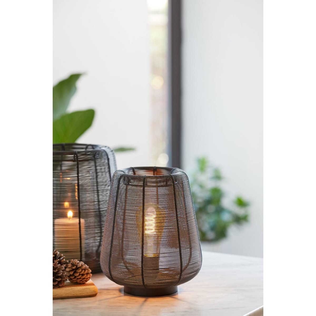 Adeta 26cm Schwarz tischlampe Von Light & Living - Adeta ist eine stilvolle Lampe aus mattschwarzem Eisen, die modernes Design mit einem weichen, stimmungsvollen Licht kombiniert.