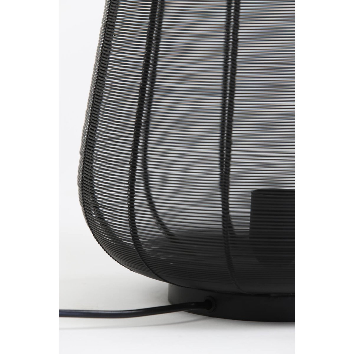 Adeta 32cm Schwarz tischlampe Von Light & Living - Adeta ist eine stilvolle Lampe aus mattschwarzem Eisen, die modernes Design mit einem weichen, stimmungsvollen Licht kombiniert.