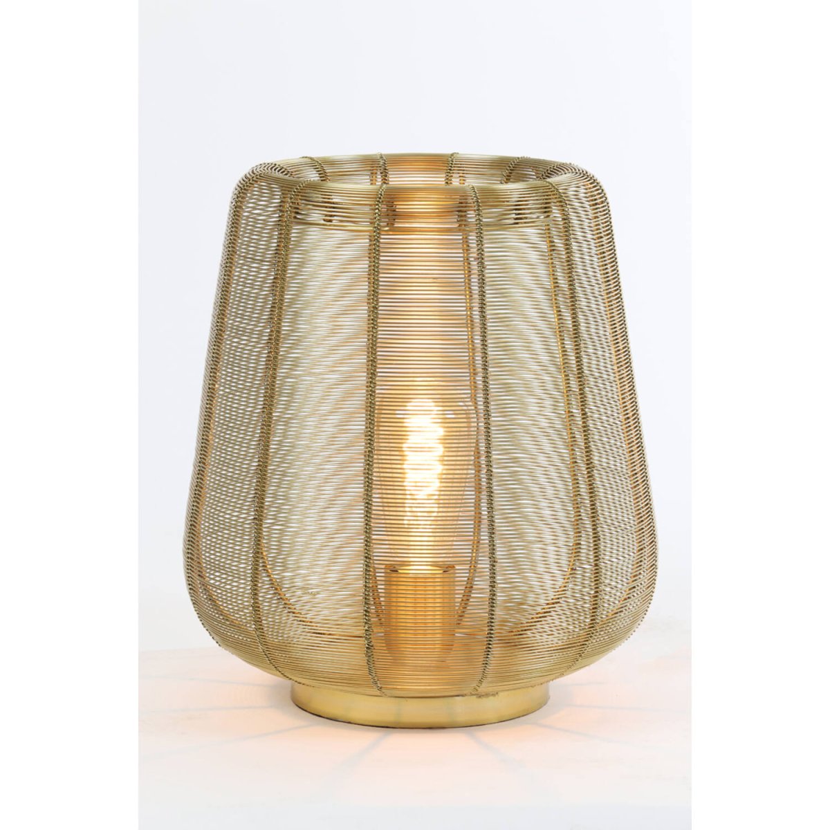 Adeta 32cm Gold tischlampe Von Light & Living - Die offene Konstruktion erzeugt schöne Schatten und macht es zu einem perfekten Detail sowohl in industriellen als auch in skandinavischen Häusern.