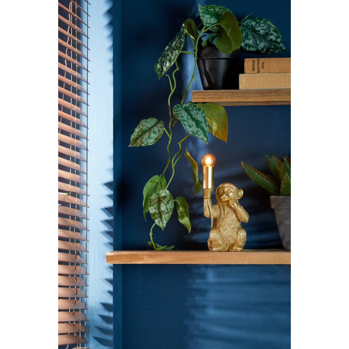 Monkey 23cm Gold tischlampe Von Light & Living - Der detailreiche Affe in Goldoptik hält die Glühbirne und sorgt für eine verspielte und zugleich elegante Beleuchtung.