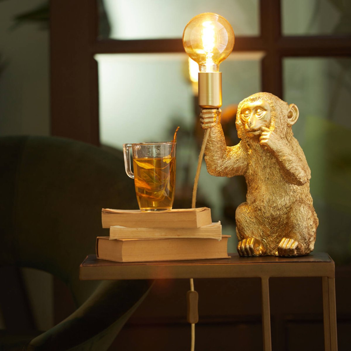 Monkey 23cm Gold tischlampe Von Light & Living - Der detailreiche Affe in Goldoptik hält die Glühbirne und sorgt für eine verspielte und zugleich elegante Beleuchtung.