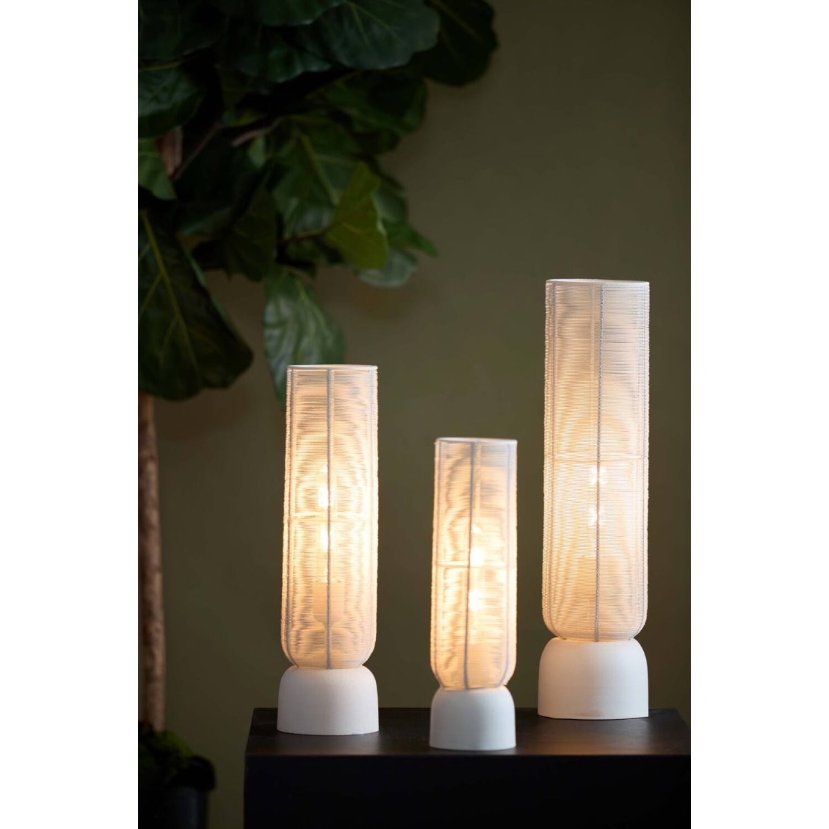 Lezuza 60cm Cremeweiß tischlampe Von Light & Living - Wird mit schwarzem Kabel, Netzschalter und Stecker geliefert.