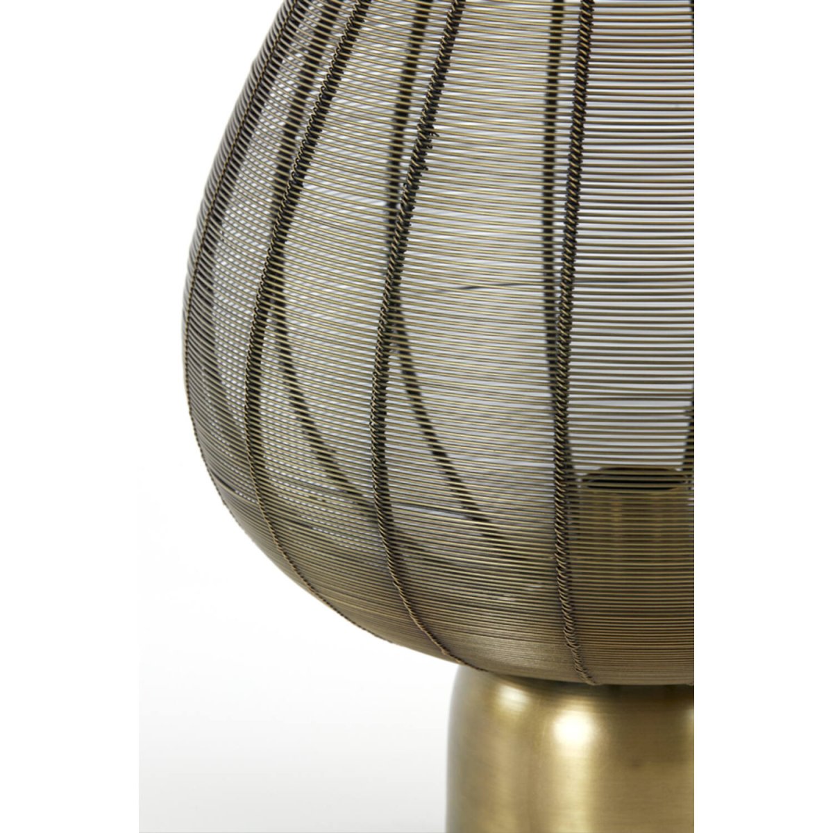 Suneko 46cm Antikes Gold tischlampe Von Light & Living - Ihre elegante Form und das einzigartige Design machen sie zu einem perfekten Detail für moderne und industrielle Umgebungen.
