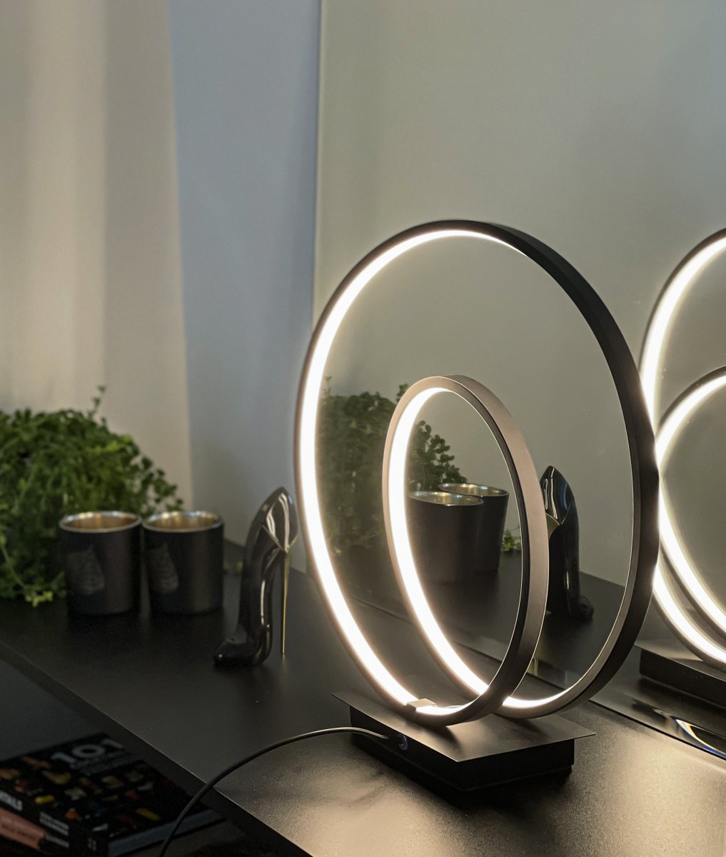 Loop 37cm Schwarz tischlampe Von Aneta Lighting - Egal ob im Fenster, an der Wand oder im Flur platziert, Loop wird zum Blickfang in der Inneneinrichtung.