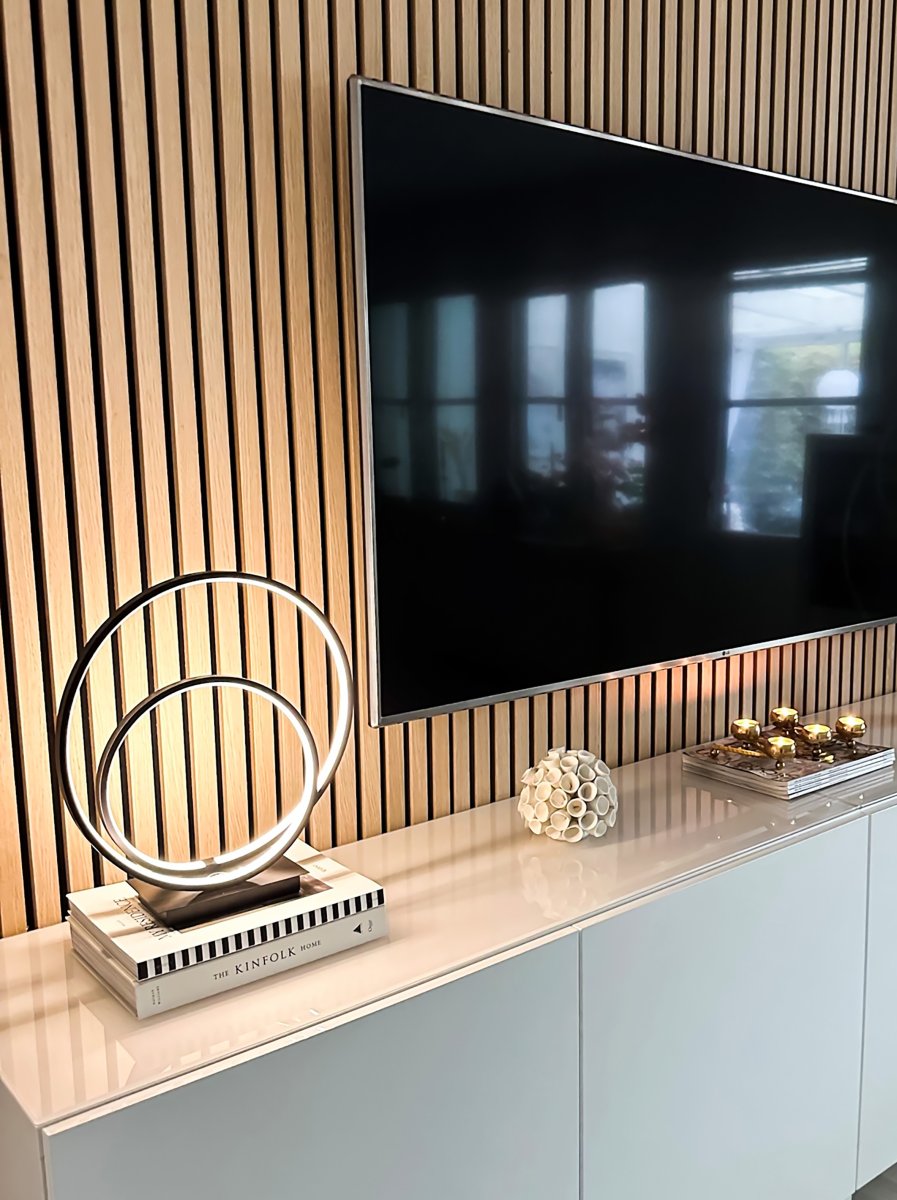 Loop 37cm Schwarz tischlampe Von Aneta Lighting - Egal ob im Fenster, an der Wand oder im Flur platziert, Loop wird zum Blickfang in der Inneneinrichtung.