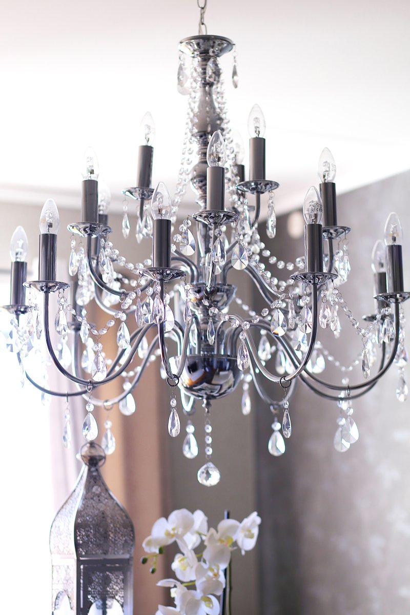 Chateau Ø82 Chrom hängelampe Von Aneta Lighting - Chateau-Kronleuchter mit 18 Armen aus verchromtem Metall und Glasprismen.