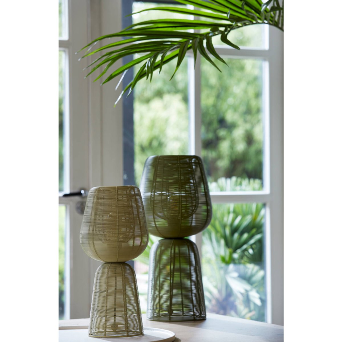 Aboso 42cm Hellgrün tischlampe Von Light & Living - Ihre einzigartige Form verleiht ein modernes und elegantes Ambiente und eignet sich perfekt f&uuml;r die Inneneinrichtung sowohl im industriellen als auch im skandinavischen Stil.