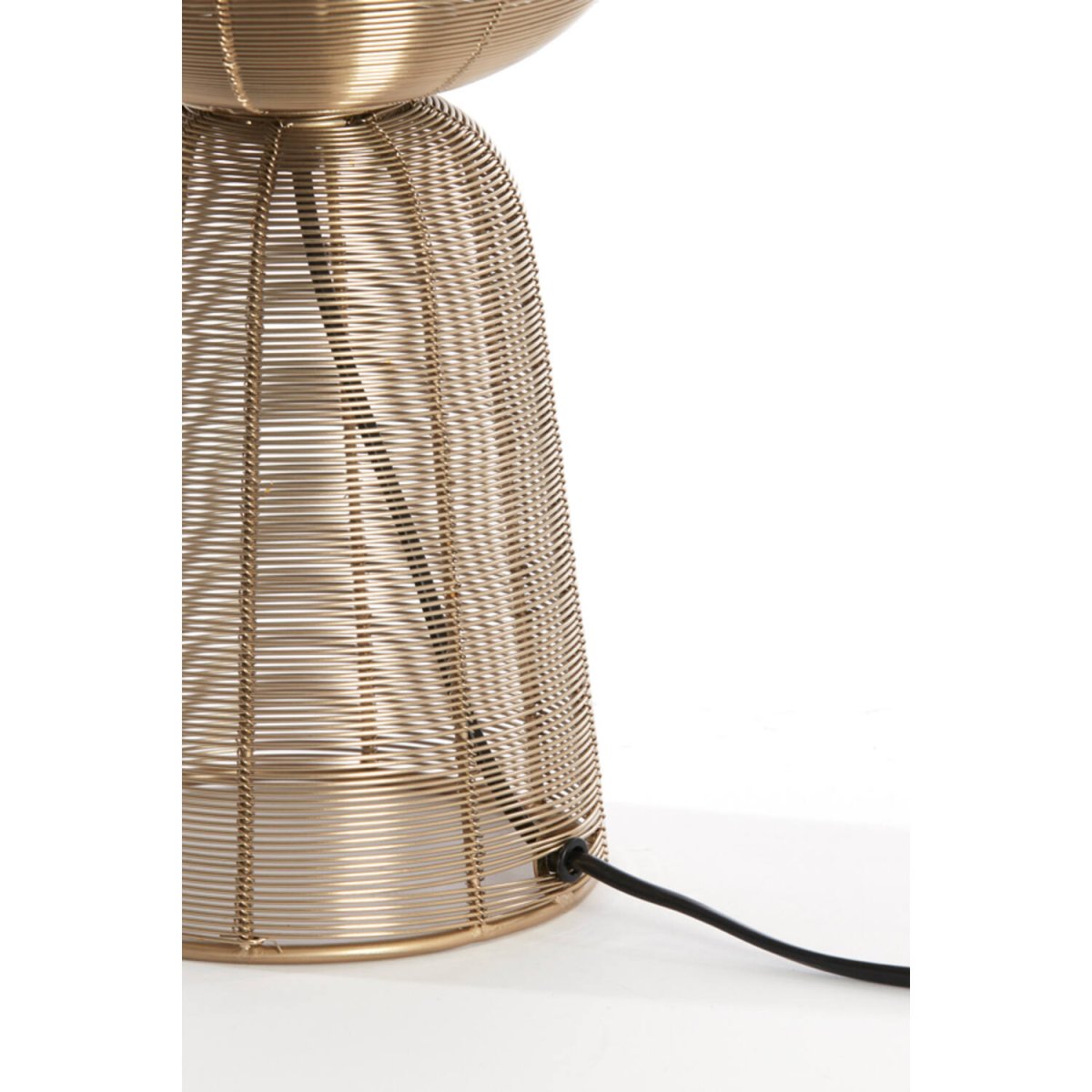 Aboso 42cm Gold tischlampe Von Light & Living - Ihre einzigartige Form verleiht ein modernes und elegantes Ambiente und eignet sich perfekt für die Inneneinrichtung sowohl im industriellen als auch im rustikalen Stil.