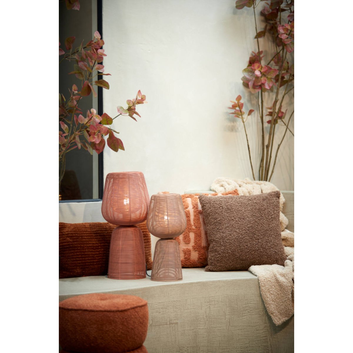 Aboso 54cm Korallenrosa tischlampe Von Light & Living - Ihre einzigartige Form verleiht ein modernes und elegantes Ambiente und passt perfekt in jedes Interieur im industriellen und skandinavischen Stil.