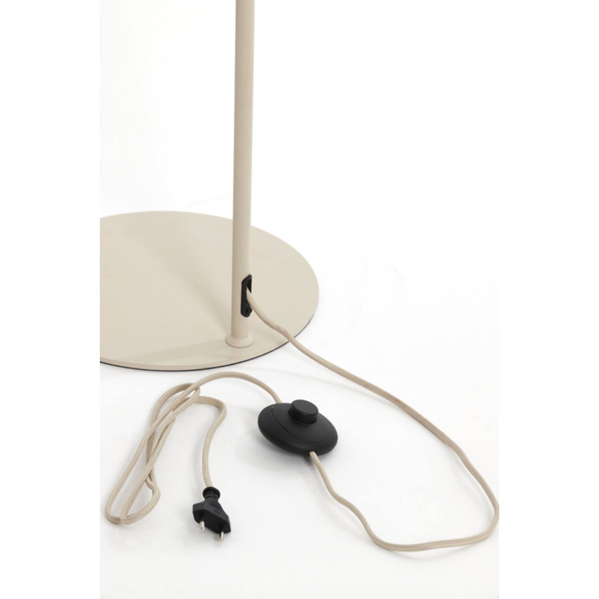 Elati Sand stehlampe Von Light & Living - Ihr harmonisches Design verleiht jedem Raum eine moderne und zugleich warme Atmosphäre und passt perfekt zu skandinavischen und Boho-Einrichtungen.