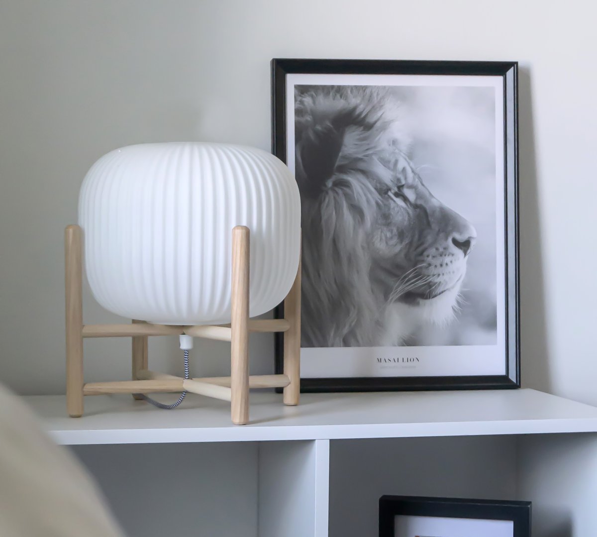 Vinda 32cm Holz tischlampe Von Aneta Lighting - in der Lampe und Glas im Schirm.