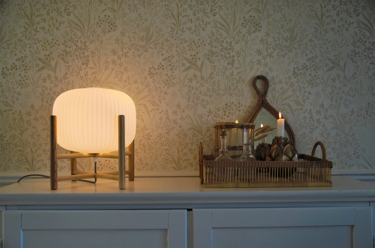 Vinda 32cm Holz tischlampe Von Aneta Lighting - in der Lampe und Glas im Schirm.