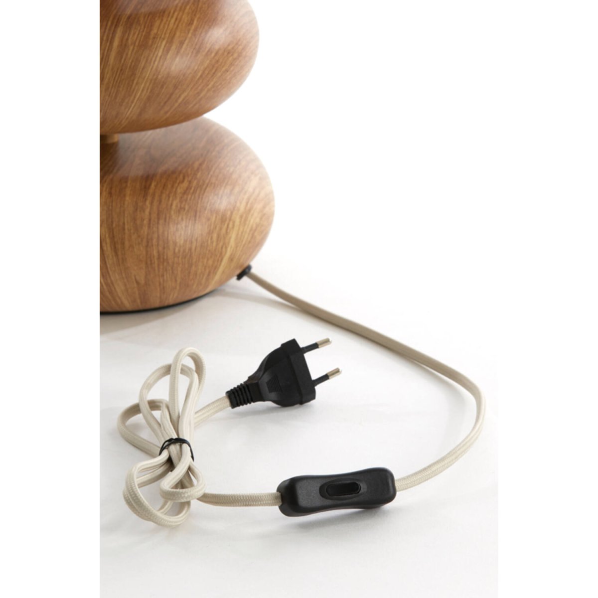 Danialo 50cm Holz tischlampe Von Light & Living - Die harmonische Materialkombination erzeugt eine warme und einladende Atmosph&auml;re &ndash; perfekt f&uuml;r ein skandinavisches oder bohemisches Interieur.