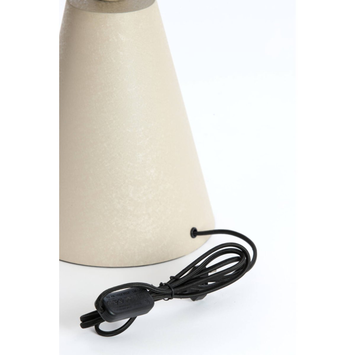 Surrina 50cm Beige tischlampe Von Light & Living - Surrina ist eine stilvolle Tischleuchte aus Metall mit modernem, pilzf&ouml;rmigem Design und einer sch&ouml;nen, matten, hellbeigen Farbe.