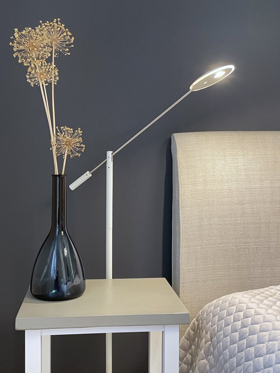 Cadiz Weiß stehlampe Von Aneta Lighting - Dies ist die Lampe für alle, die viel Licht zum Handarbeiten oder eine gute Leselampe benötigen.