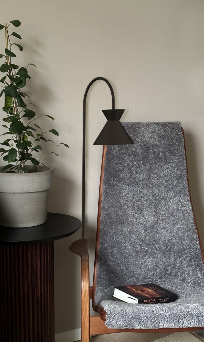 Coni Schwarz stehlampe Von Aneta Lighting - Die schöne Stehleuchte Coni im zeitlosen Design harmoniert sowohl mit klassischen als auch mit rustikalen Einrichtungen.