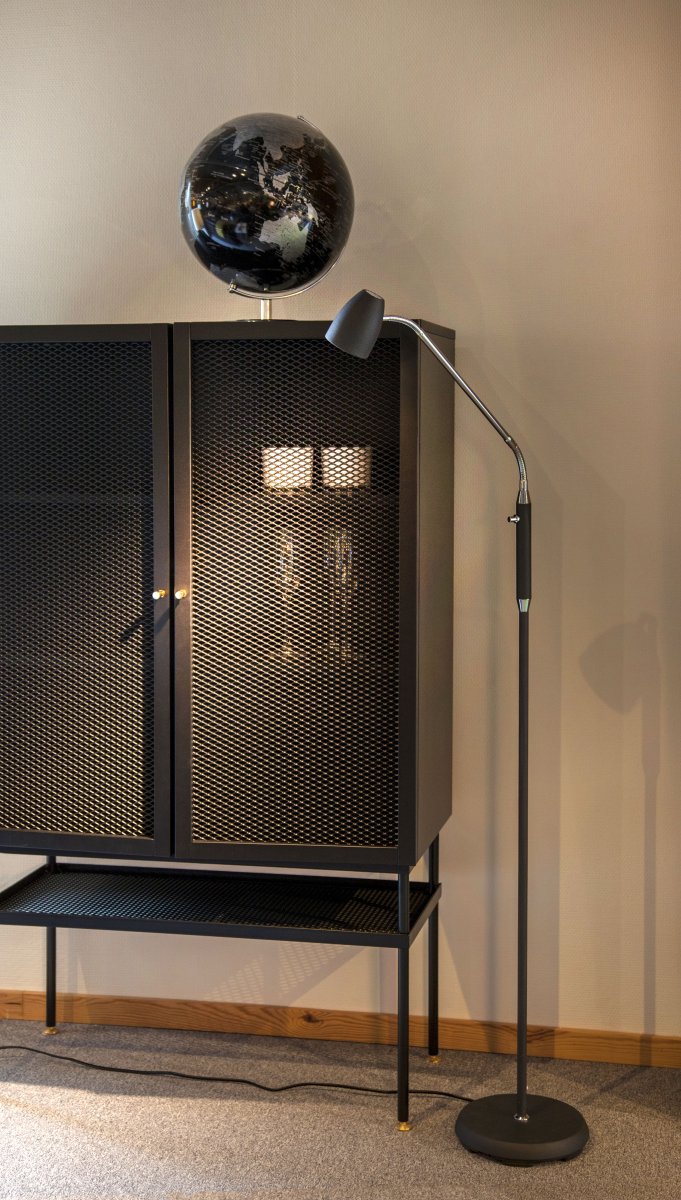 Sandnes 1 Schwarz stehlampe Von Aneta Lighting - die Stange und ein verstellbarer Kopf.