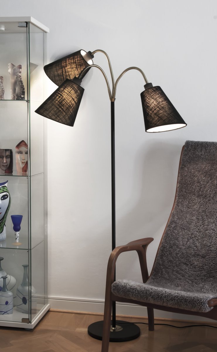 Ljusdal 3 Schwarz stehlampe Von Aneta Lighting - Geeignet als Suchscheinwerfer mit 3 verstellbaren Armen und separaten Netzschaltern.