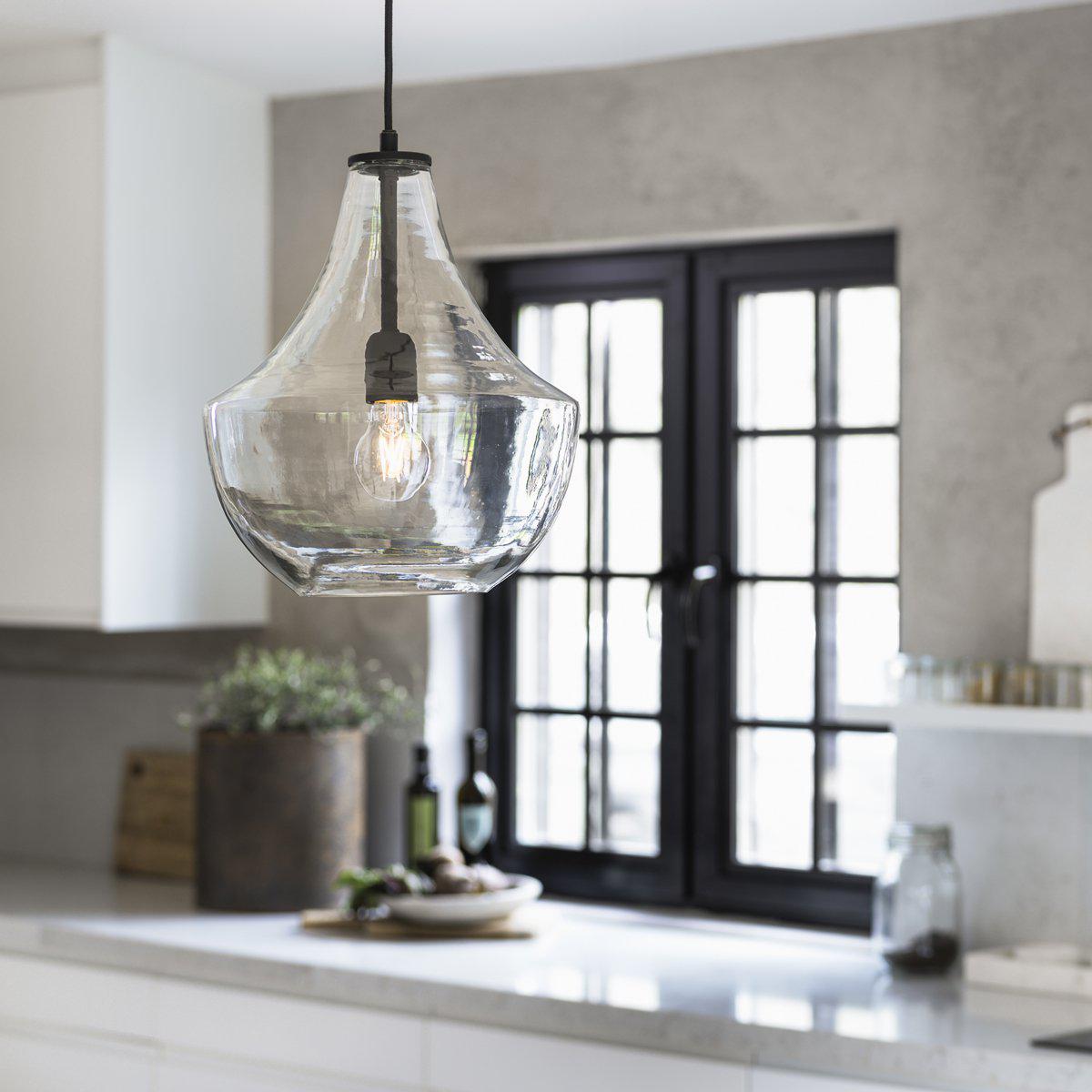 Hamilton Ø30 Transparent hängelampe Von PR Home - Die Deckenleuchte Hamilton aus klarem handgefertigtem Glas und mattschwarzem Metall ist in zwei Gr&ouml;&szlig;en erh&auml;ltlich.