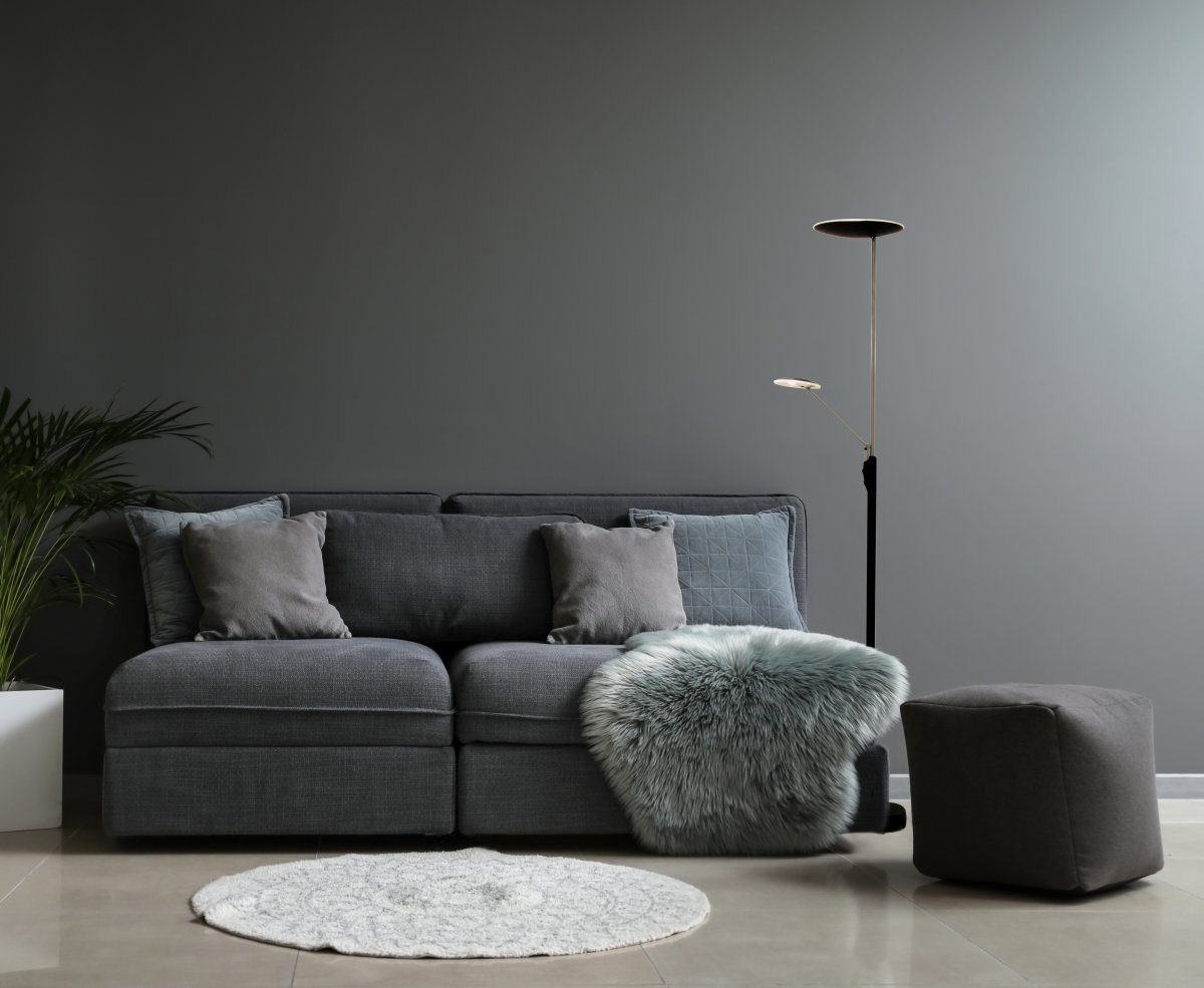 Cadiz Schwarz/Stahl stehlampe Von Aneta Lighting - Das Ein- und Ausschalten des Lichts erfolgt über zwei Dimmer an der Leuchte, einer reguliert das Licht oben und einer für den Lesearm, der ebenfalls verstellt werden kann.