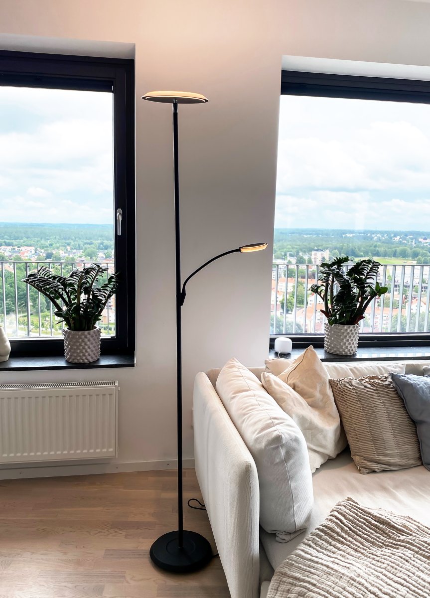 Stockholm Schwarz stehlampe Von Aneta Lighting - STOCKHOLM aus schwarzem Metall, mit verstellbarem Uplight und Lesearm.