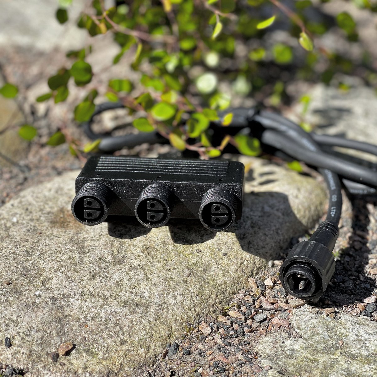 3-Wege-Anschluss Schwarz Von Lightson - Durch diese Verbindung haben Sie drei M&ouml;glichkeiten, beispielsweise wenn Sie das System in verschiedene Richtungen im Garten aufteilen m&uuml;ssen.