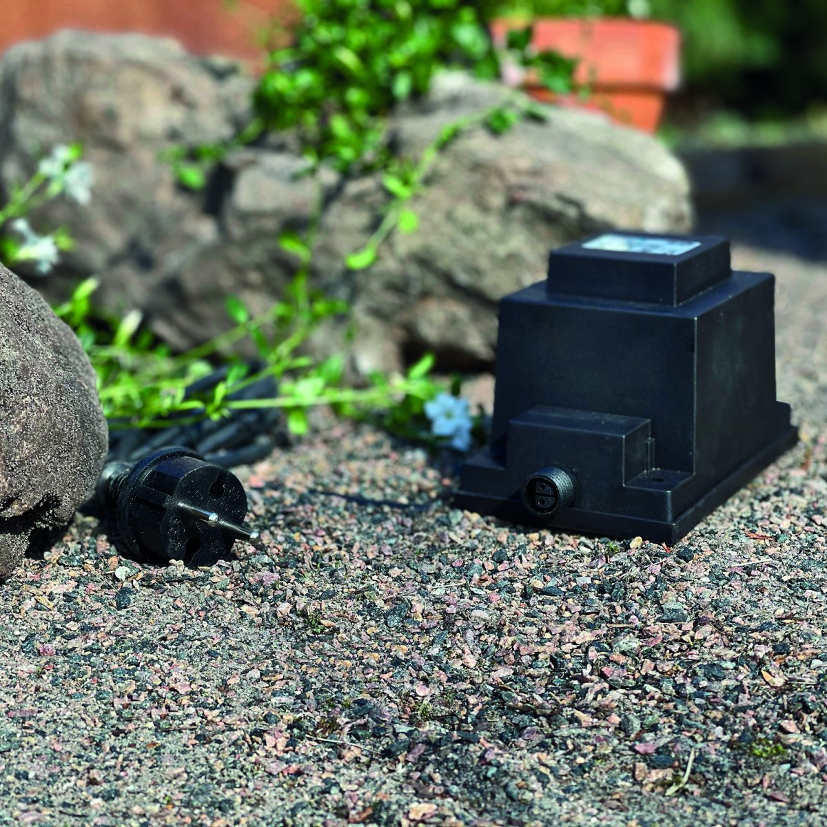Transformator 105w Schwarz Von Lightson - Ein flexibles und günstiges 12-Volt-System (sichere Kleinspannung) für Ihren Garten, das Sie einfach selbst installieren und später bei Bedarf auf bis zu 50 Meter erweitern können.