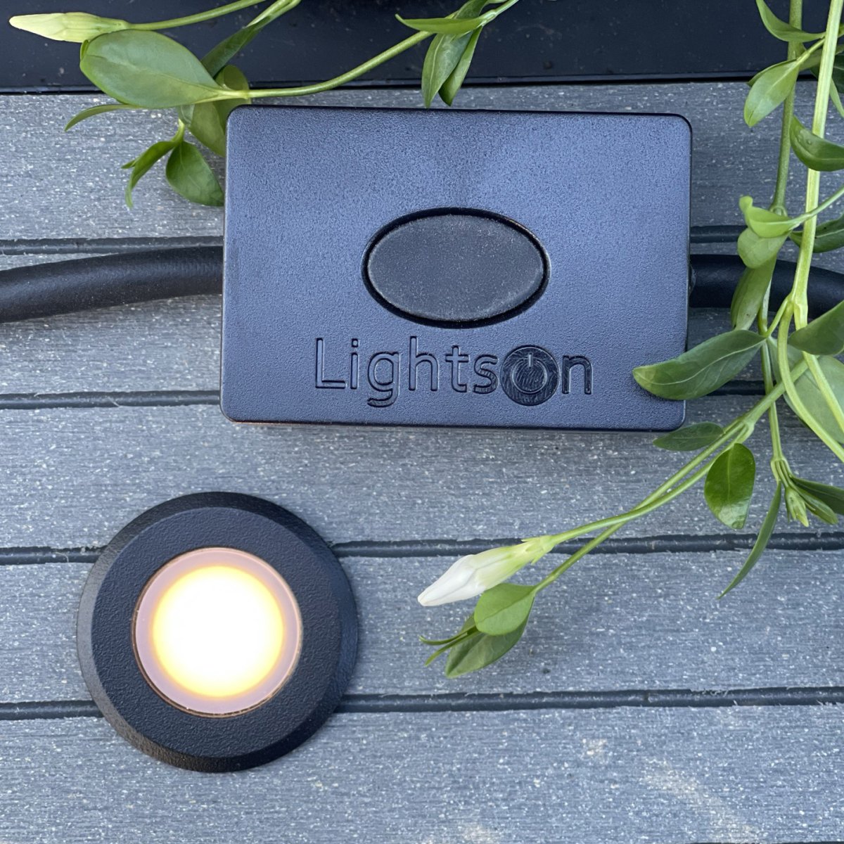 Dimmer Schwarz Von Lightson - Platzieren Sie den Dimmer einfach vor den Lampen, die Sie dimmen m&ouml;chten und verwenden Sie dann die Steuerung am Dimmer.