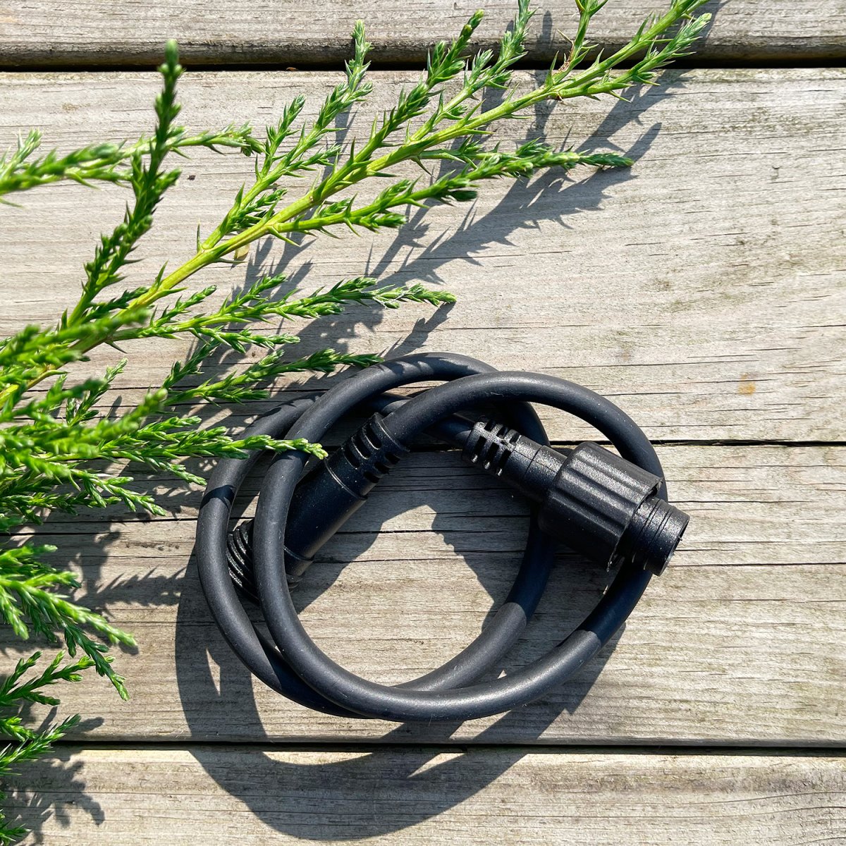 Kabel 0.5m Schwarz Von Lightson - Ein flexibles und günstiges 12-Volt-System (sichere Kleinspannung) für Ihren Garten, das Sie einfach selbst installieren und später bei Bedarf auf bis zu 50 Meter erweitern können.