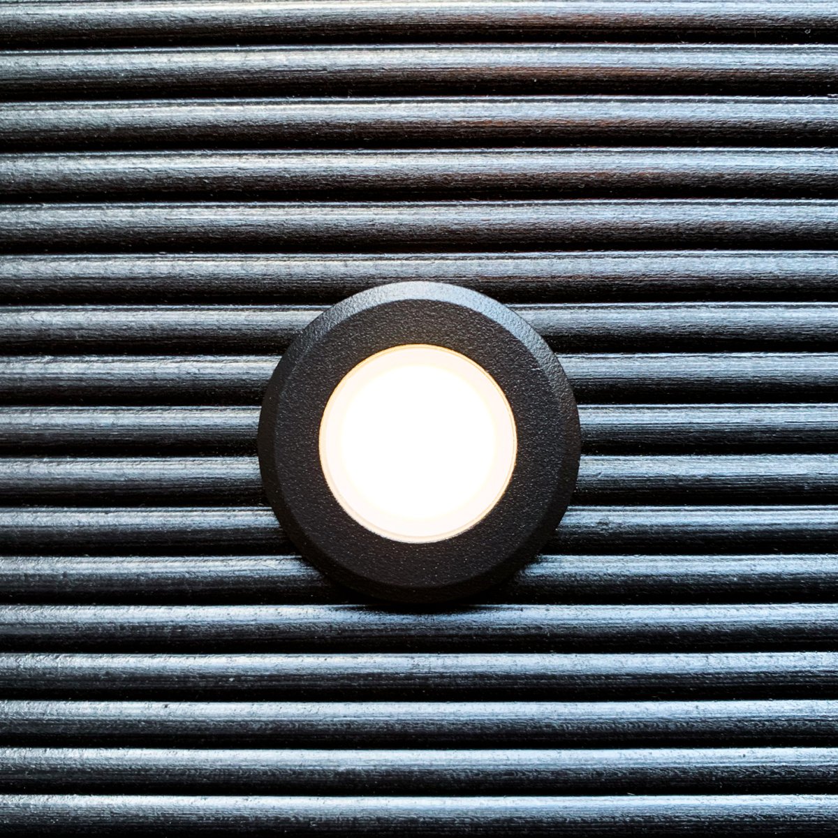 Orion 10 Schwarz Von Lightson - Orion ist ein Nachtdecklicht f&uuml;r den Einbau in eine Terrasse oder Steinterrasse.