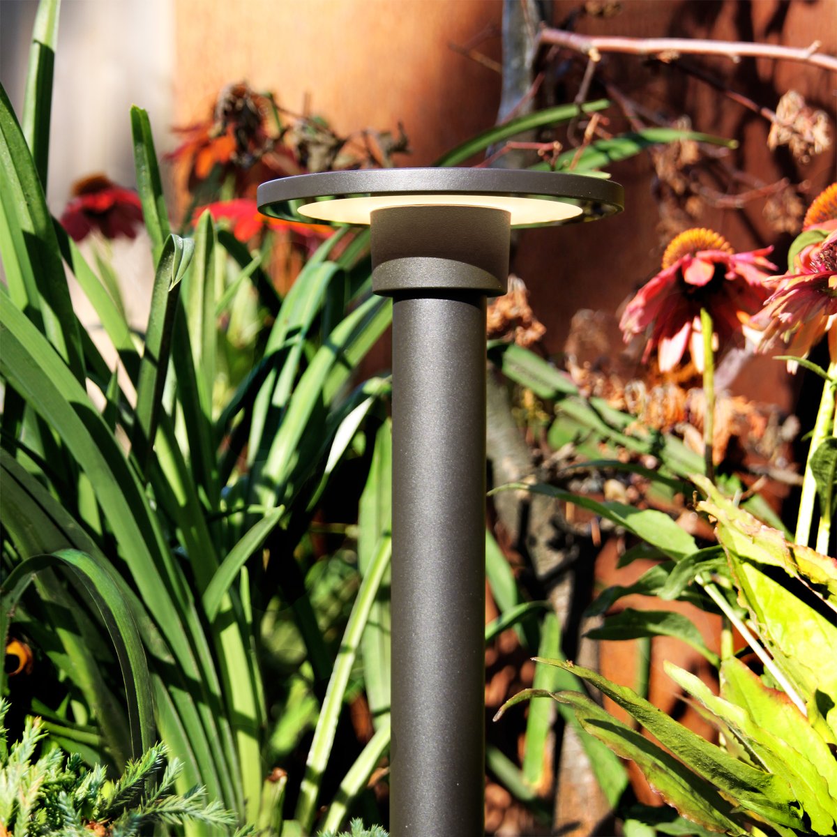 Orbit Dunkelgrau Von Lightson - Garten-Plug &amp; Play von LightsOn Ein flexibles und günstiges 12-Volt-System für Ihren Garten, das Sie ganz einfach selbst installieren und später bei Bedarf auf bis zu 50 Meter erweitern können.