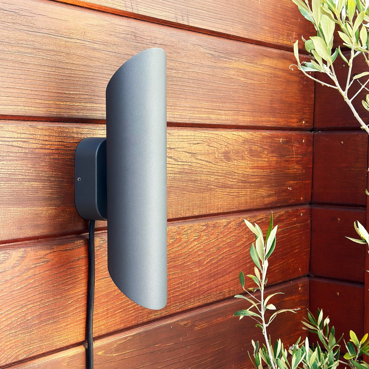 Wally Dunkelgrau Von Lightson - Garten-Plug &amp; Play von LightsOn Ein flexibles und g&uuml;nstiges 12-Volt-System f&uuml;r Ihren Garten, das Sie ganz einfach selbst installieren und sp&auml;ter bei Bedarf auf bis zu 50 Meter erweitern k&ouml;nnen.