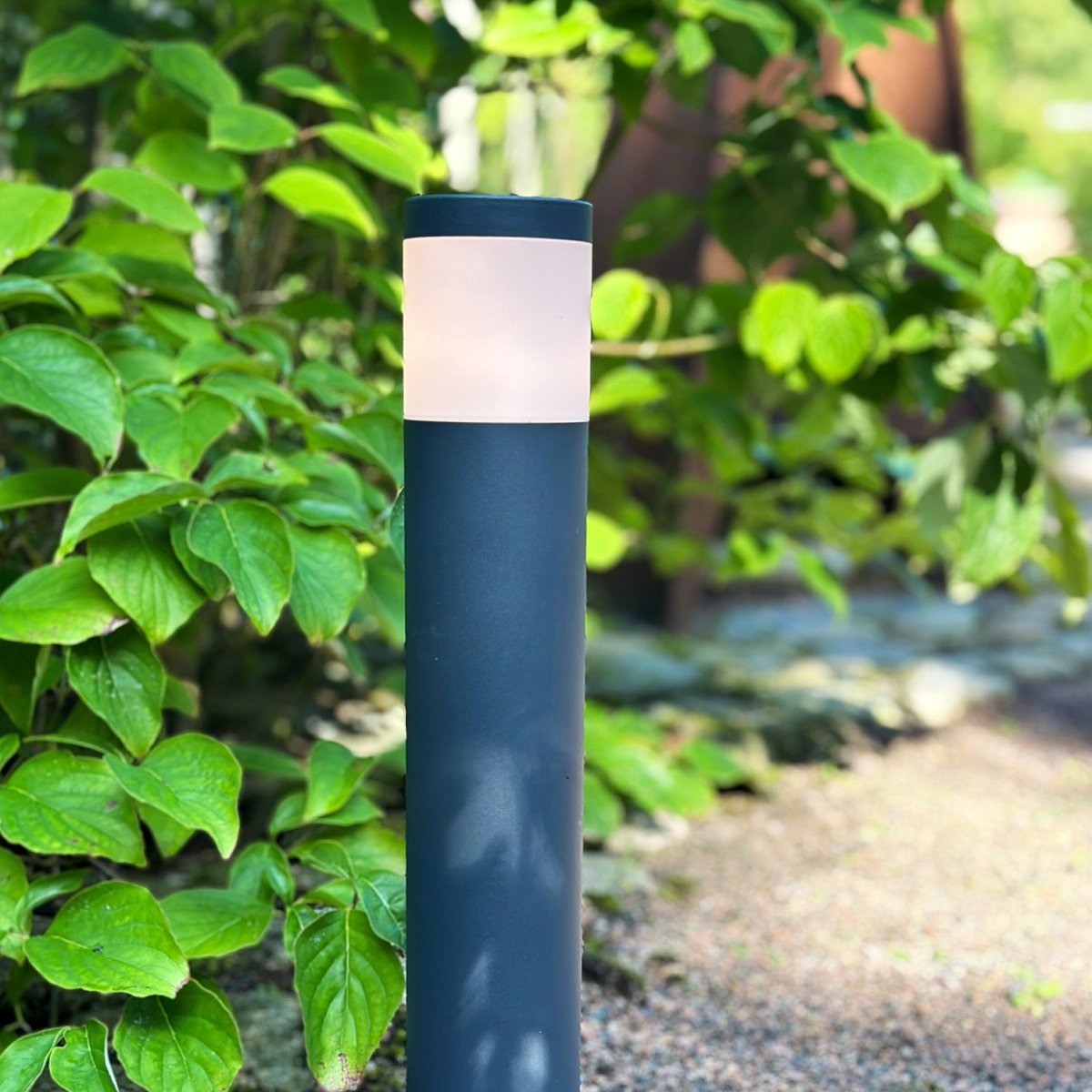 Polly Dunkelgrau Von Lightson - Es erzeugt auch schöne Effekte, wenn es in einem Blumenbeet oder in einem Gebüsch platziert wird, wo Sie ein diffuses Licht in der unmittelbaren Umgebung wünschen.