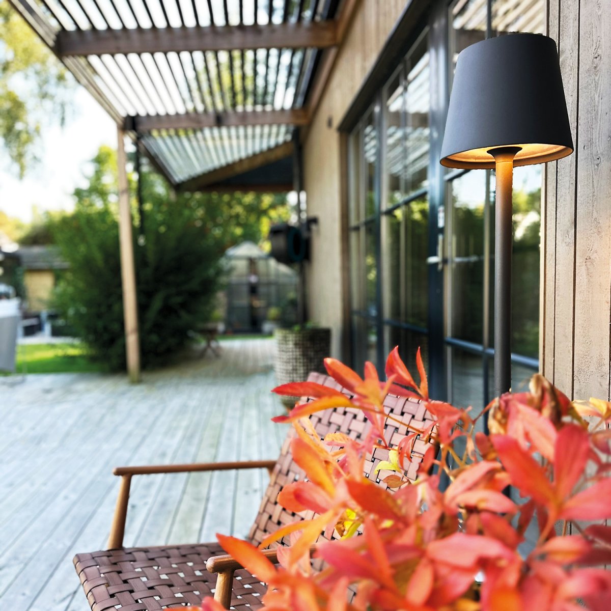 Sofy Dunkelgrau Von Lightson - Sofy ist eine stilvolle Stehleuchte aus dunkelgrauem Aluminium, die speziell f&uuml;r eine gem&uuml;tliche und behagliche Atmosph&auml;re im Au&szlig;enbereich entwickelt wurde.