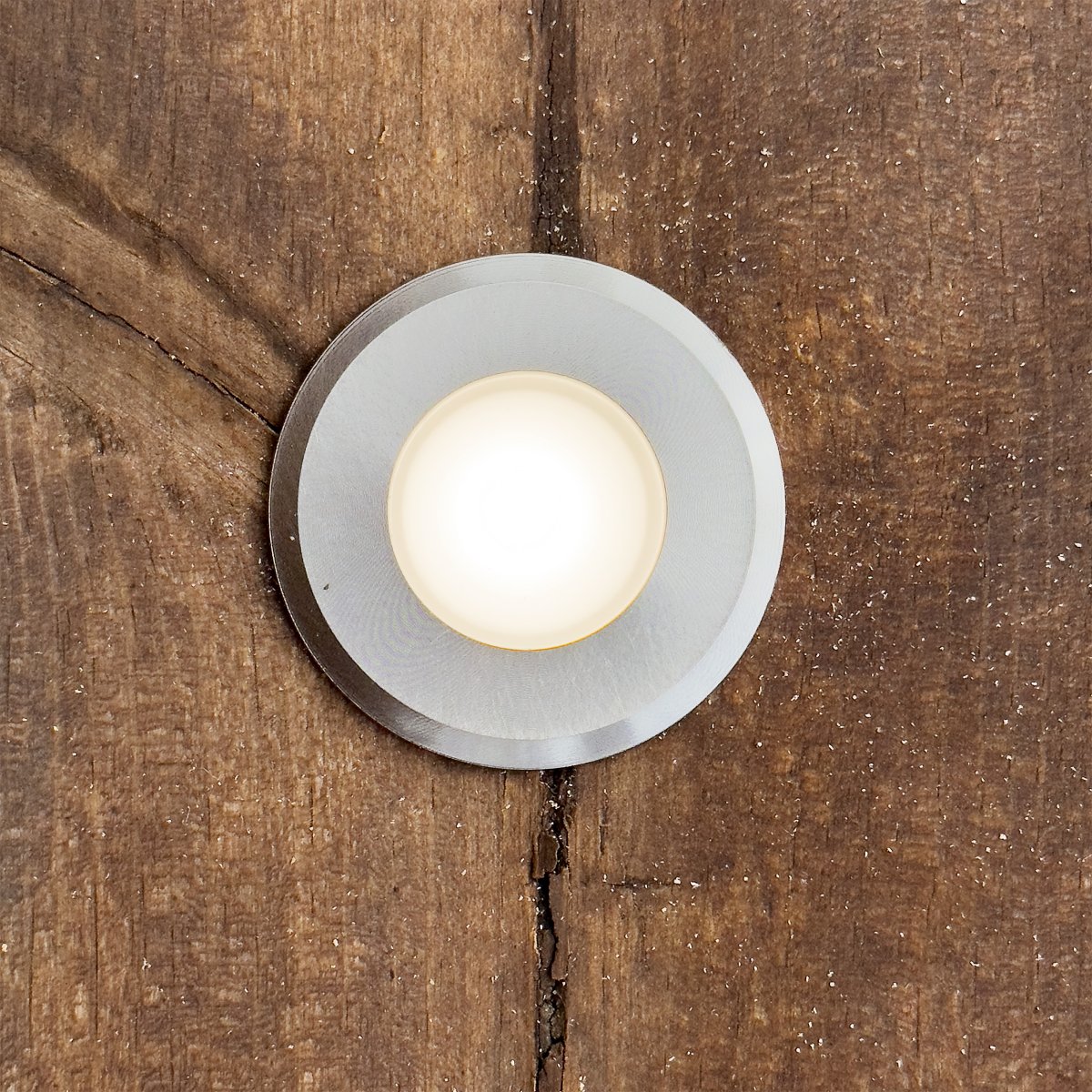 Dexter x5 Silber Von Lightson - Durch die robuste Konstruktion aus geb&uuml;rstetem Aluminium und die hohe IP-Schutzart (Dichtigkeit) f&uuml;hlt sich Dexter in der prallen Sommersonne ebenso wohl wie unter einer dicken Schneedecke.