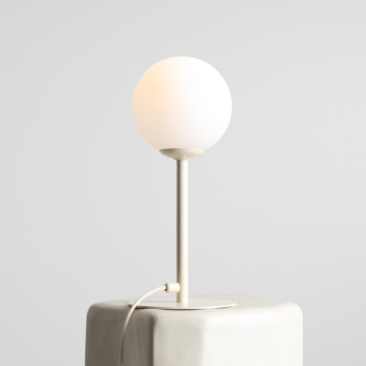 Pinne 35cm Creme tischlampe Von Artera - Die runde Opalkugel verbreitet ein weiches und angenehmes Licht, perfekt um eine warme und einladende Atmosphäre im Raum zu schaffen.