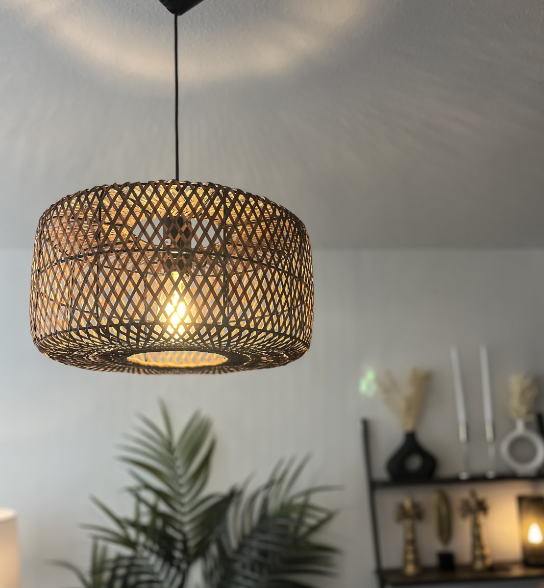 Savanna Ø40 Braun hängelampe Von Aneta Lighting - Die Savanna-Deckenlampe ist eine natürliche und erdige Lampe, die perfekt für das moderne, skandinavische Zuhause ist.