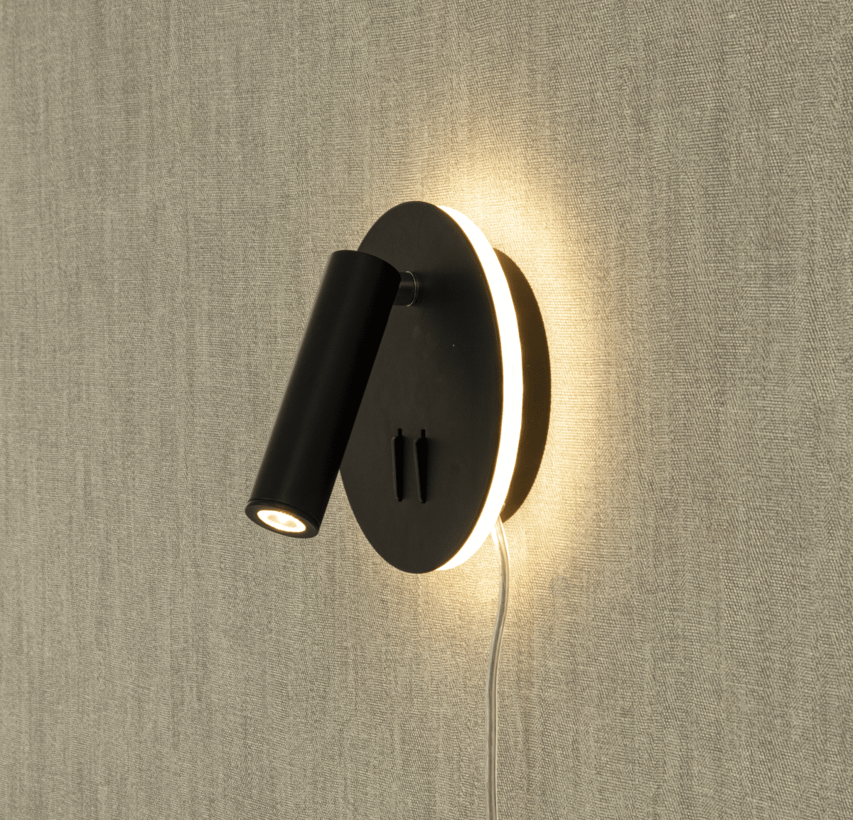 Ace Schwarz leselampe Von Aneta Lighting - Die Lampe verf&uuml;gt &uuml;ber ein Leselicht mit verstellbarem Kopf sowie eine indirekte Beleuchtung, die die Wand um die Lampe herum beleuchtet.