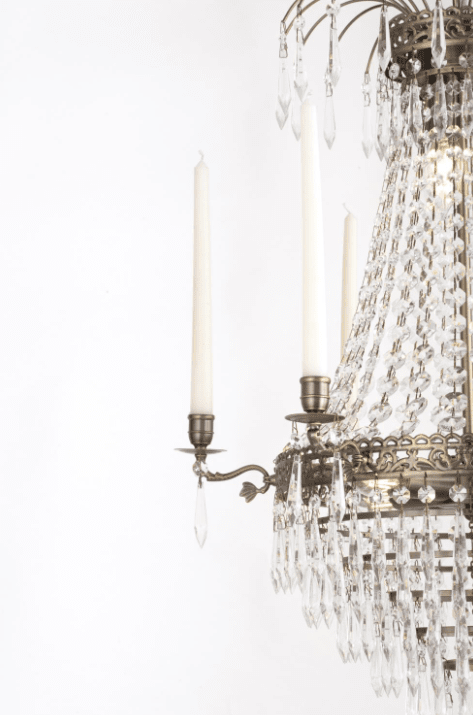 Empire Classic Ø55 Antikes Messing kristall Von Norrsken Design - Die antike Messingoberfläche vermittelt ein Gefühl von historischem Charme und Luxus und macht es zu einem perfekten Detail sowohl in klassischen als auch in modernen Umgebungen.