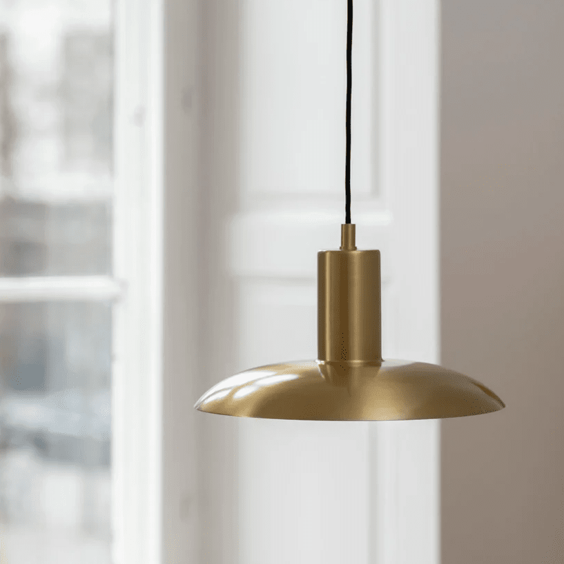 Vega Ø25 Mattes Messing hängelampe Von H. Skjalm P - Die Pendelleuchte Vega ist eine elegante Lampe aus mattem Messing, die ein breites und weiches Licht abgibt und so eine warme und einladende Atmosph&auml;re schafft.