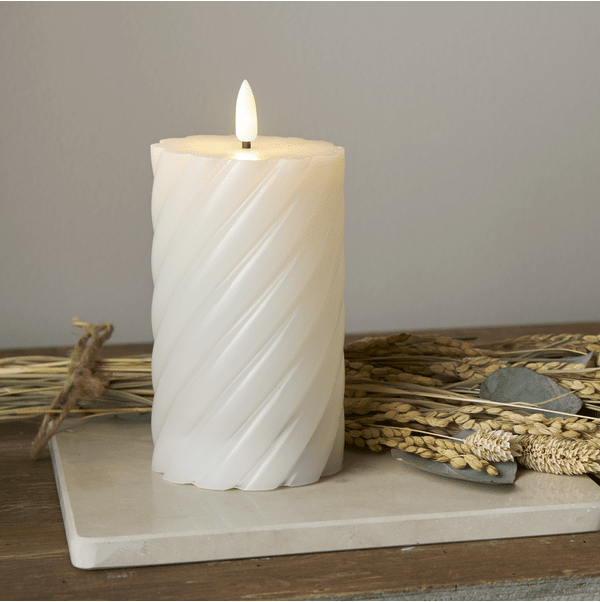 LED Stumpenkerze Flamme Swirl Von Star Trading - Die naturgetreue Flamme erstrahlt in warmweißem Schein.