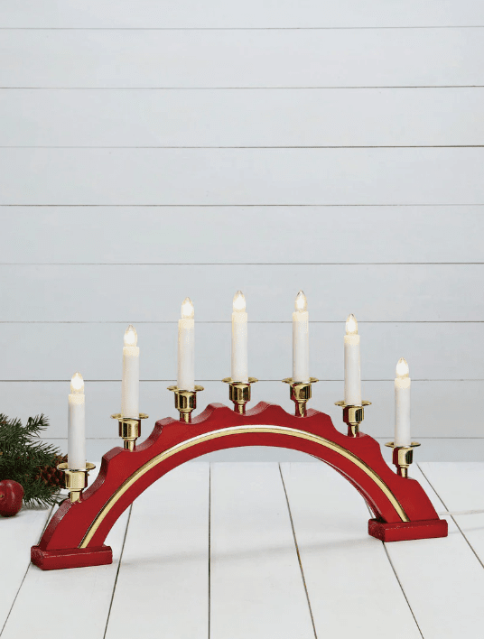Celine ROT Von Markslöjd - Der rote Adventskerzenhalter Celine ist ein eleganter und klassischer gew&ouml;lbter Kerzenhalter, der perfekt dazu geeignet ist, in Ihrem Zuhause die richtige Weihnachtsatmosph&auml;re zu schaffen.