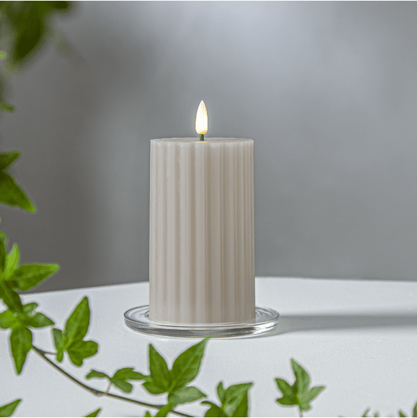 LED Stumpenkerze Flamme Stripe Beige Von Star Trading - Diese batteriebetriebene Kerze mit warmwei&szlig;em Licht ist sowohl allein als auch in der Gruppe mit weiteren Kerzen der Flamme-Serie eine sch&ouml;ne Dekoration.