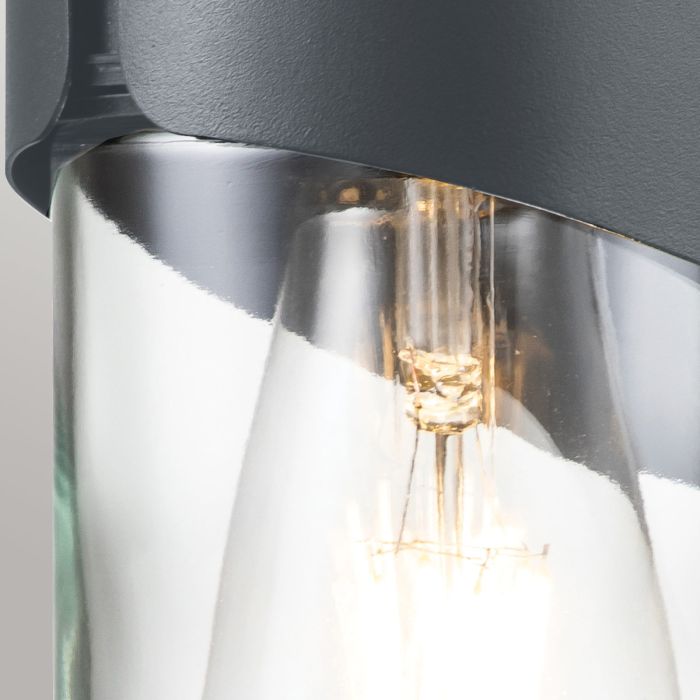 Porto 18cm Grau außenlampe Von Elstead Lighting - Tillverkad av rostfritt st&aring;l i gr&aring; finish och glas, erbjuder den en robust och v&auml;dert&aring;lig konstruktion som &auml;r idealisk f&ouml;r fasader, entr&eacute;er och uteplatser.