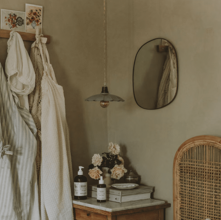 Gustav Ø20 Grau fensterlampe Von Strömshaga - Eine elegante Deckenleuchte, die klein und schlank ist und gut &uuml;ber einen K&uuml;chentisch, in ein Fenster oder in ein Schlafzimmer passt.
