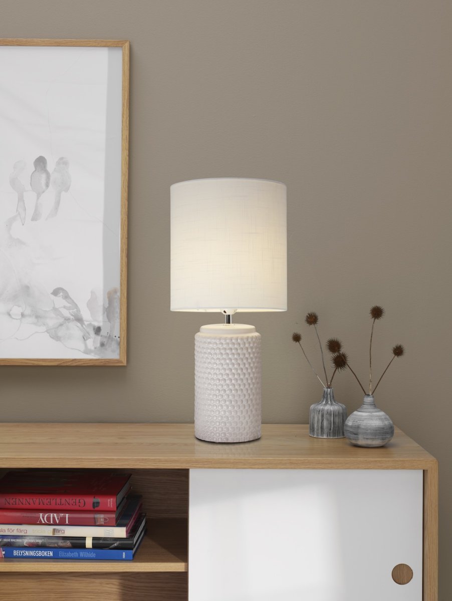 Bubble 50cm Weiß tischlampe Von Cottex - Der wei&szlig;e Textilschirm erzeugt ein angenehmes und sanftes Licht, das perfekt zur Stimmung im Raum beitr&auml;gt.