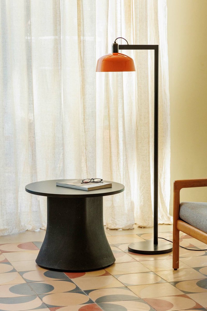 Tatawin Rot-Orange stehlampe Von Faro Barcelona - Eine Leuchte mit starker Identit&auml;t, die kulturelle Formen mit modernem Design verbindet &ndash; perfekt als stilvoller Akzent in privaten und &ouml;ffentlichen R&auml;umen.