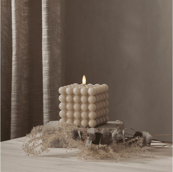 LED Stumpenkerze Flamme Dot Beige Von Star Trading - Es verf&uuml;gt &uuml;ber eine Timerfunktion und wenn der Schalter eingeschaltet ist, leuchtet das Licht im Timermodus 6 Stunden lang und 18 Stunden lang nicht, was sich mit einer sch&ouml;nen, realistischen Flamme in warmem Wei&szlig; wiederholt.