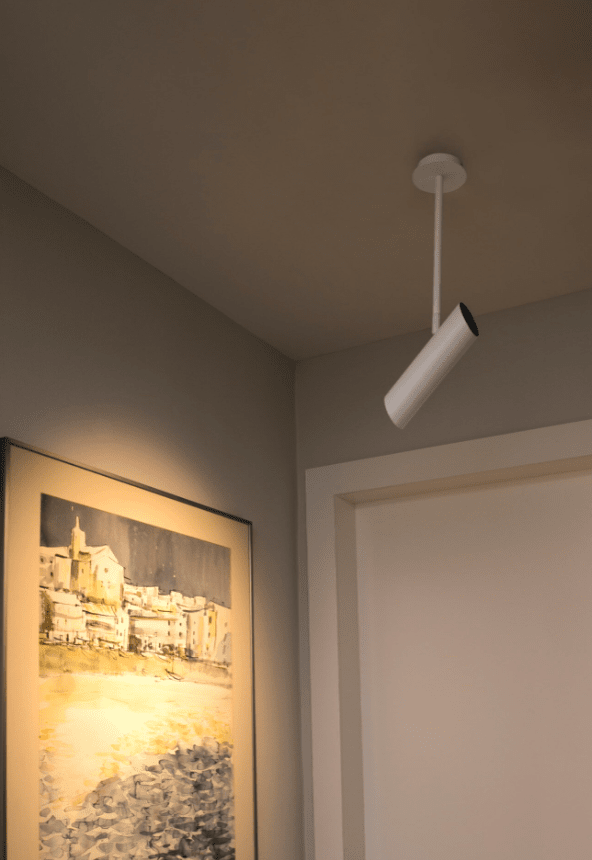 Link Weiß spotlight Von Faro Barcelona - Das stilvolle Design vereint &Auml;sthetik und Funktion und macht die Lampe zur perfekten Wahl f&uuml;r moderne Innenr&auml;ume.